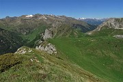 61 Scendendo in cresta di cimetta in cimetta la dorsale del Monte Vetro